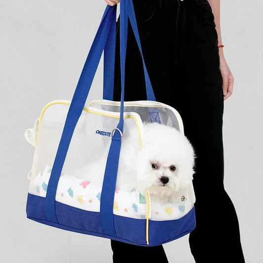 Femme-tient-chien-sac-de
transport-en-mains